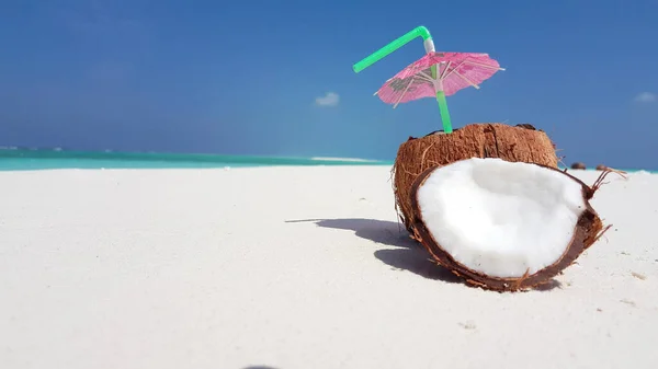 Primo Piano Cocco Con Paglia Ombrellone Sulla Spiaggia Sabbiosa Sullo — Foto Stock