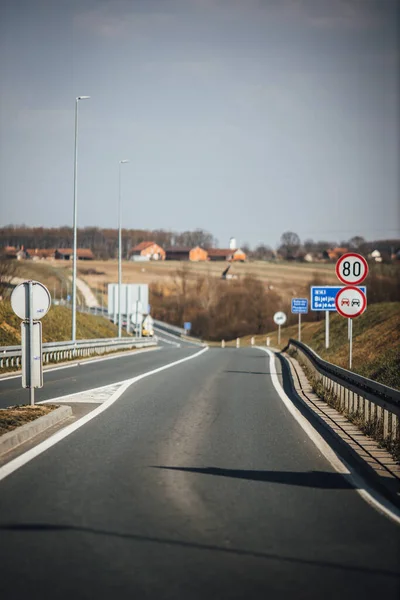 Disparo Vertical Señales Tráfico Carretera Brcko Bosnia Herzegovina — Foto de Stock