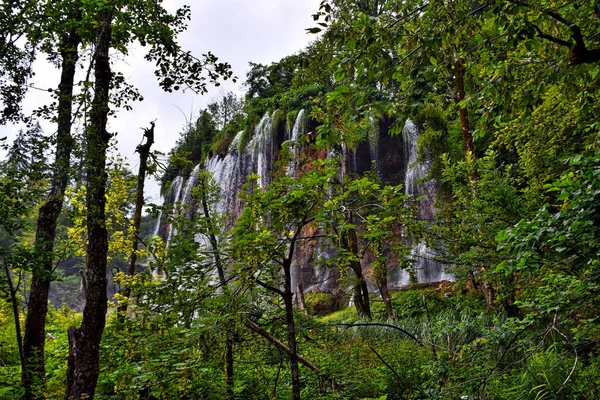 Uma Vista Panorâmica Das Cachoeiras Que Fluem Sobre Florestas Montanha — Fotografia de Stock