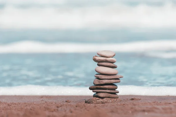 Ein Flacher Fokus Aus Aufeinander Gestapelten Strandsteinen Auf Dem Hintergrund — Stockfoto