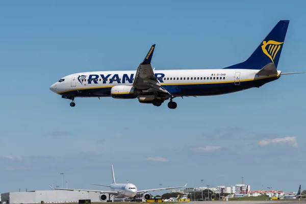 Avião Boeing 737 8As Ryanair Pousa Pista Aeroporto Lisboa — Fotografia de Stock