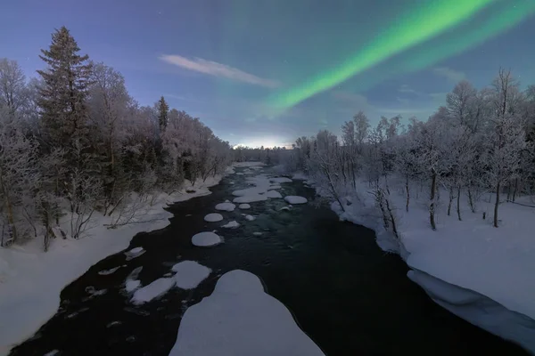 Avkopplande Utsikt Över Frusen Flod Och Vinterskog Den Vackra Aurora — Stockfoto