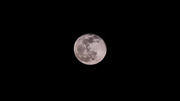 Closeup Uma Lua Cheia Iluminou Céu Escuro Noite — Fotografia de Stock