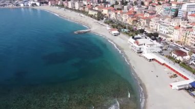 Renkli binaları ve tatil beldeleri olan Varazze Sahili 'nin havadan görünüşü, İtalya