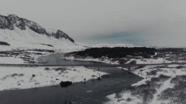 Nehrin üzerindeki bir köprünün kışın havadan görünüşü, İzlanda