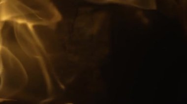 Siyah arkaplanda ağır çekimde sarı duman..