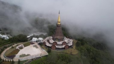 Doi Inthanon dağının sisli havadaki tapınaklarının drone görüntüsü..