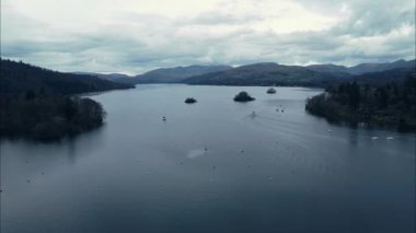 Windermere Gölü 'nün altın saatindeki hava sineması görüntüleri. İngiltere, İngiltere.