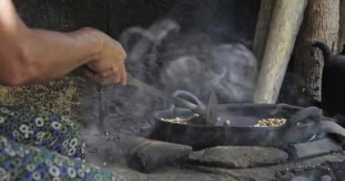 Eski usul Ubud, Bail, Endonezya 'da ateşte kavrulan güzel geleneksel bir kahve.