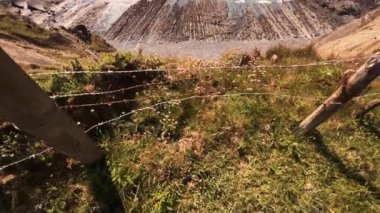 Hartland Quay Kayalıkları 'ndan okyanus görüntüleri akordeon kablolarından yükseliyor.