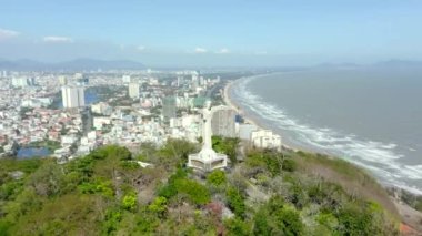 Vietnam 'daki Vung Tau' daki İsa heykelinin havadan görünüşü.
