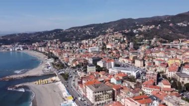 Renkli binaları ve tatil beldeleri olan Varazze Sahili 'nin havadan görünüşü, İtalya