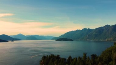 Güzel Whytecliff Park ve Howe Sound 'un hava manzarası