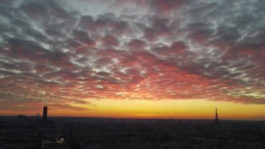 Ufukta güzel, canlı bir günbatımının görüntüsü.