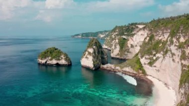 Endonezya, Bali 'deki Diamond Beach Nusa Penida' nın hava görüntüleri.