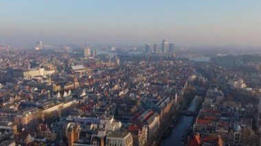 Amsterdam, Hollanda 'da sisli bir sabahta şehir manzarası