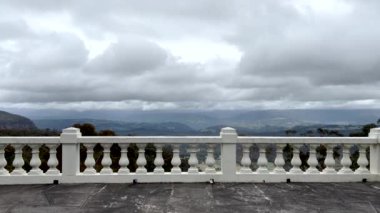 Gökyüzündeki bulutların manzaralı bir görüntüsü.