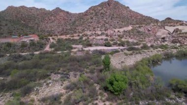 Verde Nehri, Bartlett Gölü, Bartlett Barajı, Kamp alanı, Arizona ve çevresindeki arazilerin havadan görüntüsü.