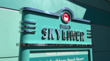 Birleşik Devletler Orlando 'daki Walt Disney Dünya Hollywood Stüdyosu' ndaki Skyliner tabelası.