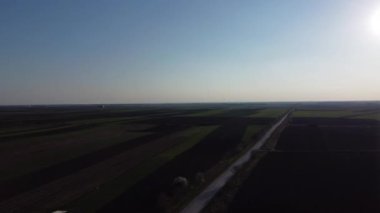 Yeşil çimenli ve sıralanmış su sulamalı güzel bir hava manzarası.