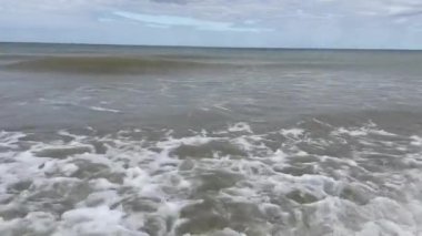 Sahildeki okyanus dalgalarının görüntüleri..