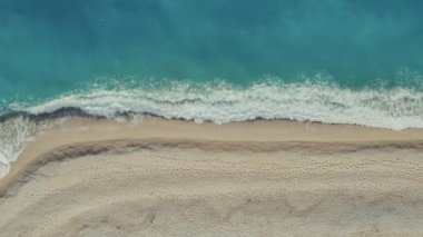 Yunanistan 'da bir plajın yanında güzel mavi bir denizin havadan çekilmiş görüntüsü.