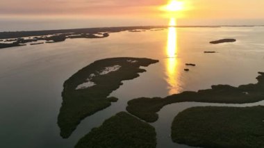 Fort Myers 'da güneş batarken çekilmiş bir deniz görüntüsü.