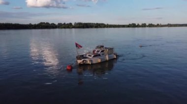 Sırp bayrağıyla bir yelkenli teknenin etrafında dönen 1080 poundluk bir hava görüntüsü