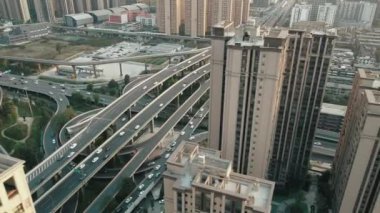 Çin 'in başkenti Chengdu' nun şehir içi taşımacılığının ve kavşaklarının hava görüntüsü.
