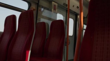 Hareket halindeki boş bir Londra treninin manzarası..