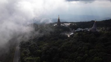 Doi Inthanon dağının sisli havadaki tapınaklarının drone görüntüsü..