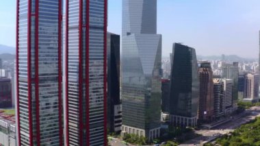 Seul, Güney Kore 'de güneşli bir günde, yeşil bir tarlaya karşı Yeouido binasının yüksek açılı görüntüsü.