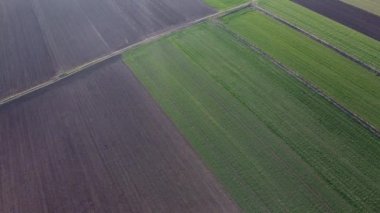 Yeşil çimenli ve sıralanmış su sulamalı güzel bir hava manzarası.