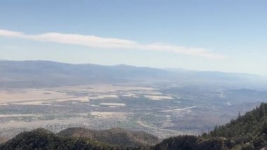 Dağ 'ın tepesinden bir manzara. Güney Kaliforniya 'daki Coachella Vadisi' ne bakan San Jacinto.