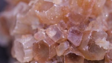 Açık pembe bir mineral taşı.