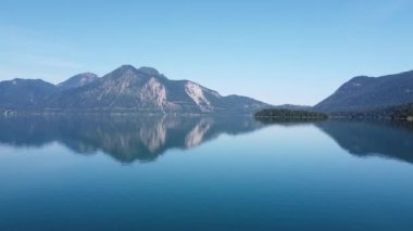 Walchensee 'deki güzel bir yansımanın manzaralı bir görüntüsü, Almanya' da bir Alp Gölü.