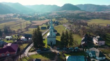 Romanya Maramures kentinin yakınlarındaki bir kilisenin güzel bir hava görüntüsü.