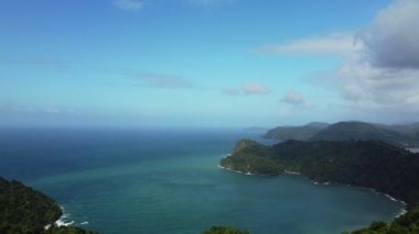 Maracas Beach Trinidad 'ın çeşitli yerlerinde insansız hava aracı uçuyor.