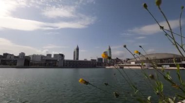 Portekiz, Lizbon 'daki Rio Tejo nehrinin kenarındaki Milletler Parkı manzaralı.