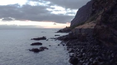 Sakin deniz ve Madeira dağının havadan görünüşü