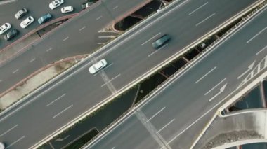 Çin, Chengdu 'nun güzel caddelerinin hava manzarası. Sokaklar arabalarla dolu.