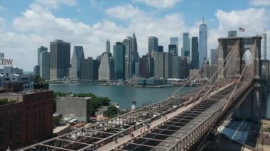 İnsansız hava aracı Brooklyn köprüsünün aşağısına iniyor.