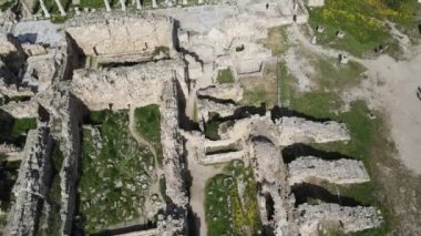 Kuzey Kıbrıs 'ın Famagusta kentindeki Salamis Harabelerinin hava manzarası