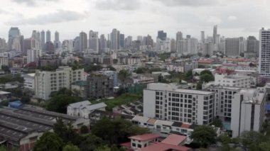 Bangkok, Tayland 'daki Ekkamai bölgesinin insansız hava aracı görüntüleri..