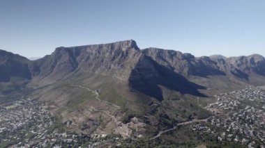 Güney Afrika 'daki Cape Town Sinyal Tepesi' nin mavi gökyüzü arka planlı insansız hava aracı görüntüleri.