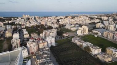 Kuzey Kıbrıs şehir binalarına hava manzarası