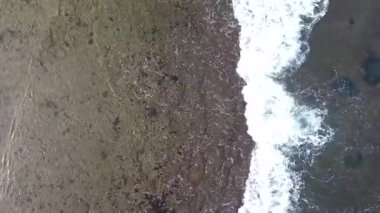 Filipinler 'deki güzel okyanus dalgalarının havadan görünüşü