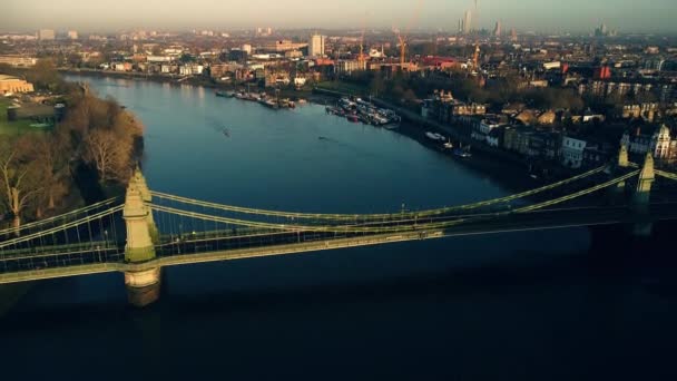 Luchtfilmische Drone Beelden Van Thames Rivier Hammersmith Het Gouden Uur — Stockvideo