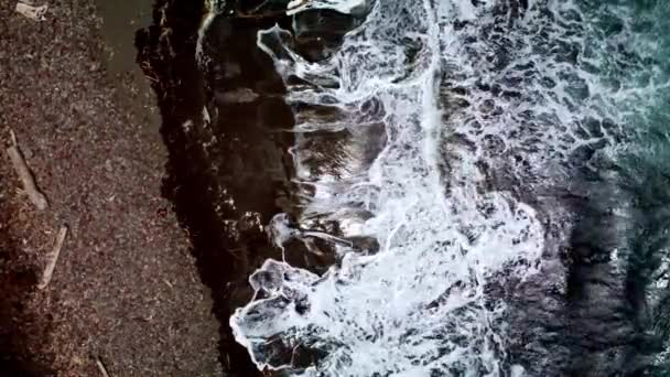 Okyanusun Gel Git Dalgalarıyla Kumlu Bir Kıyı Manzarası — Stok video