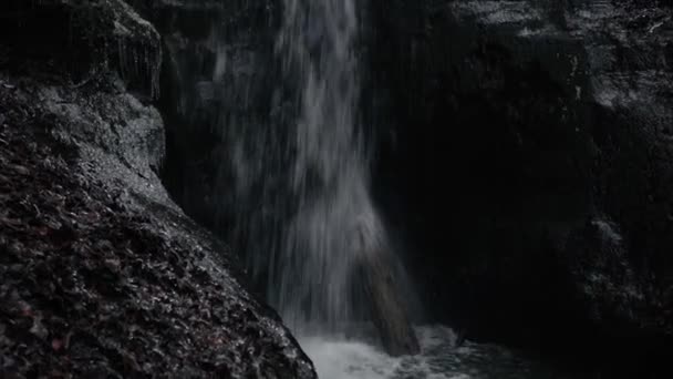 Una Pequeña Cascada Que Fluye Sobre Las Rocas — Vídeo de stock